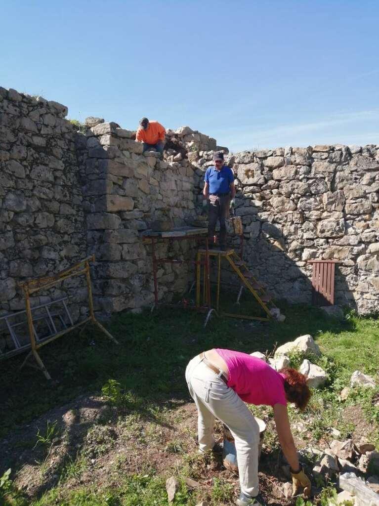 Au premier plan Françoise, sur l'échafaudage Yves et sur le mur un nouveau venu que nous saluons, Bruno POUIL, le gendre de Jean-Claude