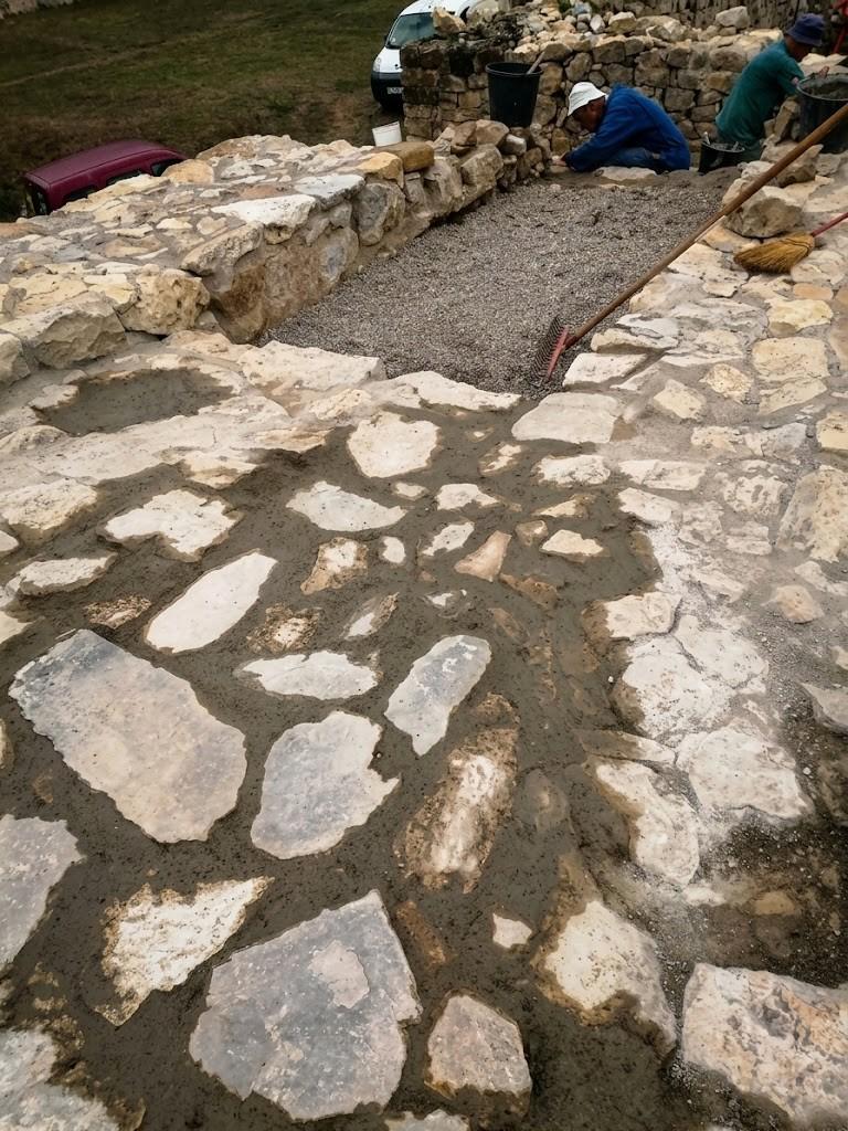 les spécialistes s'affairent sur le chantier