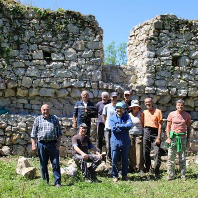 Le groupe au pied de la fenêtre qui accueillait un canon.