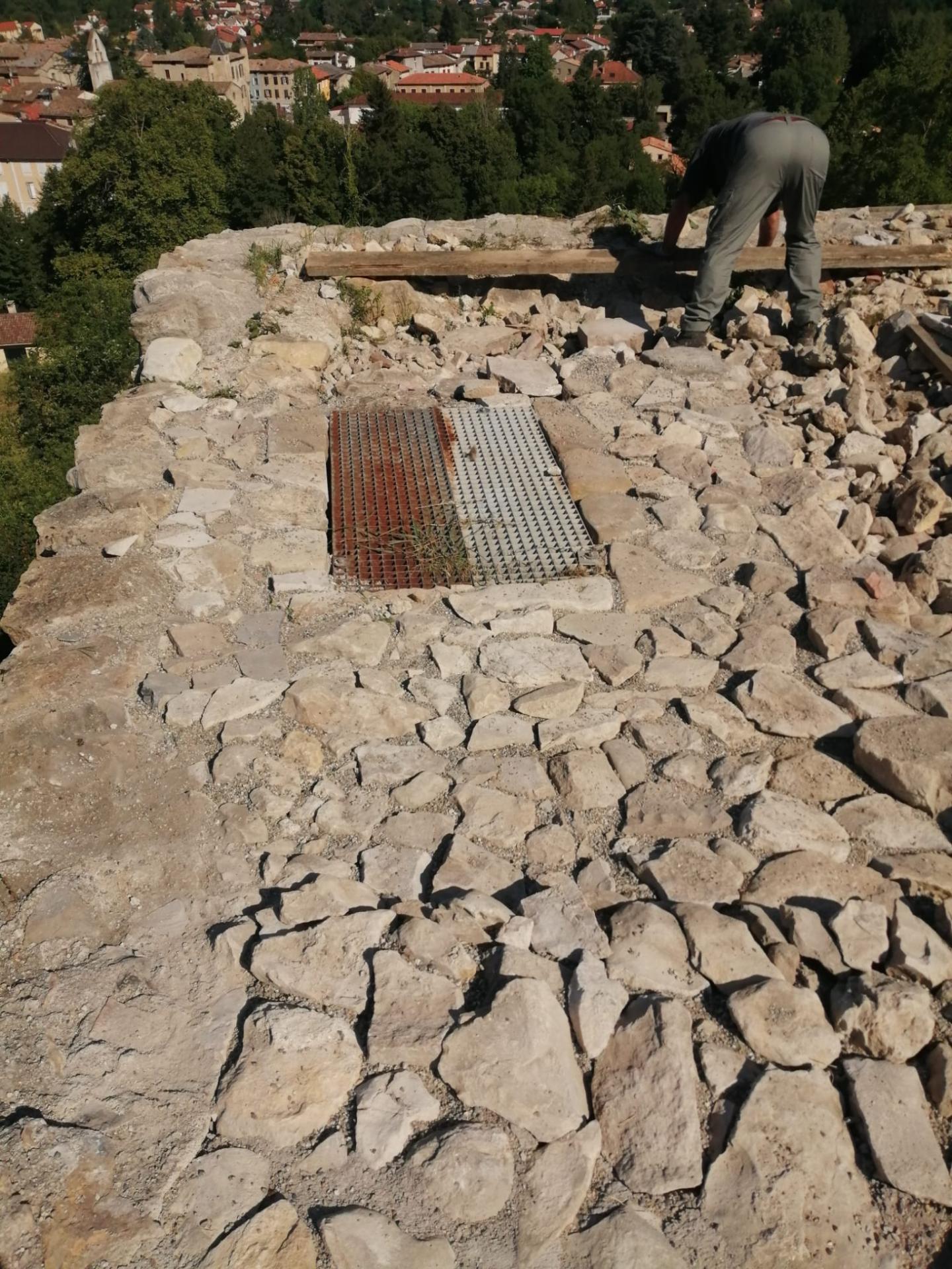 Jacques en action près de la latrine